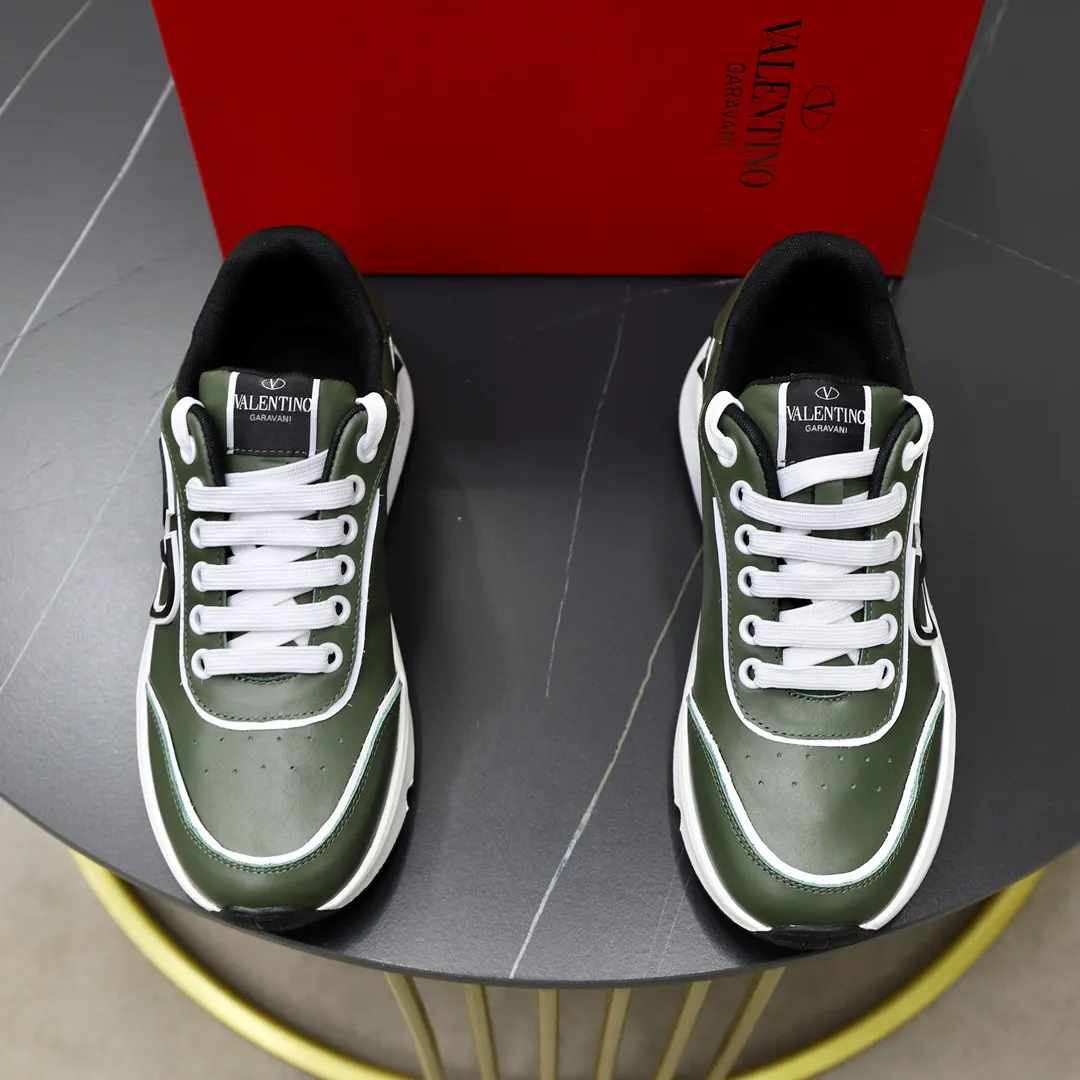 Ex-factory price: 460💰VALENTINO/Valentino 2025s men's latest low-top thick-soled sports shoes are shipped. Made with heavy industry, men's fine casual sports shoes, versatile style. Original leather, rubber lines embellished with geometric segmentation uppers, hand-sewn, novel and fashionable, rubber soles with rivet details on the front and back, VALENTINO GARAVANI LOGO printed on the side, and Valentino Garavani decorative inlay on the tongue. Logo, comfortable, breathable and durable on the feet! Comes with full original packaging! Code number: 38-39-40-41-42-43-44 (45 can be customized)